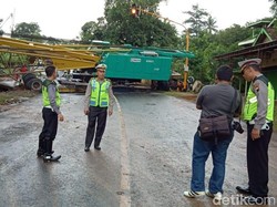 Ada Truk Melintang di Jalan Jepara-Bangsri, Arus Lalin Dialihkan