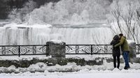 Foto: Air Terjun Niagara Membeku, Bikin Takjub!