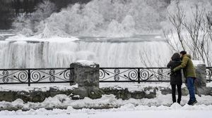 Foto: Air Terjun Niagara Membeku, Bikin Takjub!