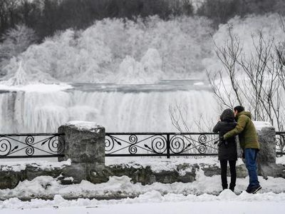 Foto: Air Terjun Niagara Membeku, Bikin Takjub!
