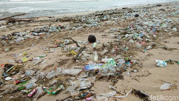 Foto: Sampah Berserakan di Pantai Kuta yang Bikin Kaget