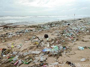 Foto: Sampah Berserakan di Pantai Kuta yang Bikin Kaget