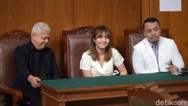 Senyum Gisel saat Dapatkan Hak Asuh Gempita Usai Resmi Cerai Senyum Gisel saat Dapatkan Hak Asuh Gempita Usai Resmi Cerai