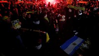 Tribute untuk pemain Argentina itu membludak. Terlihat sampai ada yang menyalakan flare di belakang kerumunan. (Foto: Stephane Mahe/Reuters)