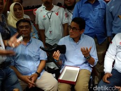 Kunjungi Sentra Sepatu Cibaduyut, Sandiaga Dicurhati Omzet Turun