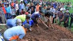 Syal Persija-Persib Bersatu di Makam Ronaldikin