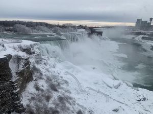Kapal AS dan Kanada ke Air Terjun Niagara Beda Kuota Penumpang, Kok Bisa?