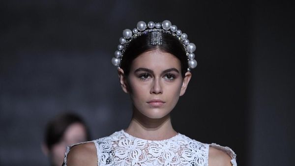 Bermahkota Mutiara, Kaia Gerber Memesona Bak Ratu di Paris Fashion Week