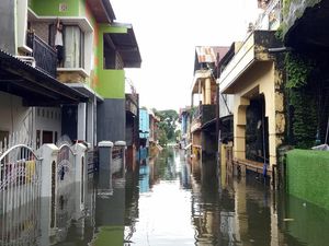 Relawan Evakuasi Ibu Hamil di Makassar yang Terkepung Banjir