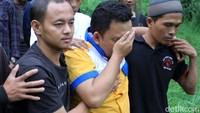 Terlihat kesedihan yang terpancar dari wajah kerabat dan keluarga Sodikin. Ketiga anak Ronaldikin,Sultan, Salman, dan Silvi turut ikut ke pemakaman.