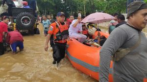 Maros Sulsel Lumpuh, Pasien dengan Infus Tembus Banjir