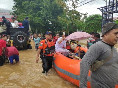 Maros Sulsel Lumpuh, Pasien dengan Infus Tembus Banjir