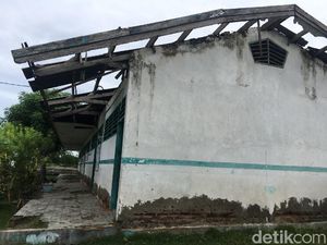 Miris! Anak SD di Sulbar Belajar di Kelas yang Nyaris Ambruk