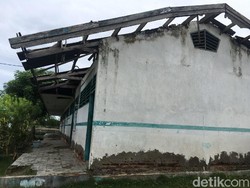 Miris! Anak SD di Sulbar Belajar di Kelas yang Nyaris Ambruk