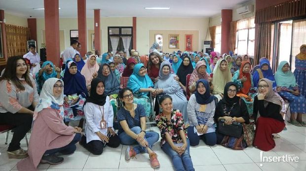 Keseruan Rieka Roeslan di Panti Jompo