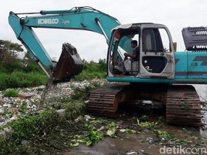 Tumpukan Sampah yang Menutup Kali Cibalok Bekasi Dibersihkan Tumpukan Sampah yang Menutup Kali Cibalok Bekasi Dibersihkan