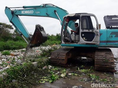Tumpukan Sampah yang Menutup Kali Cibalok Bekasi Dibersihkan