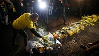 Fans Nantes menaruh bunga di trotoar sebagai simbol berduka atas nasib Sala yang belum ditemukan hingga saat ini. (Foto: Stephane Mahe/Reuters)