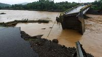 Ngeri! Jembatan di Gowa Amblas Akibat Diterjang Banjir