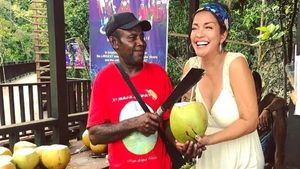 Keseruan Soraya Haque Jajan di Pasar Terapung hingga Pilih Kelapa Muda