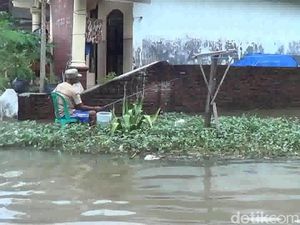 Kerap Dilanda Banjir, Warga Sering Tangkap Ikan di Dalam Rumah