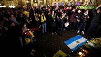 Tak cuma di Cardiff, Nantes juga berduka atas nasib Sala yang belum jelas hingga saat ini. Tribute dilakukan di pusat kota. (Foto: Stephane Mahe/Reuters)