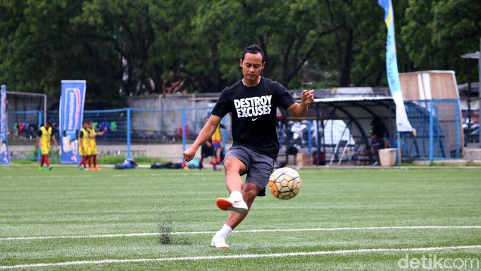 Atep ingin kembali lagi ke Persib suatu saat nanti, tapi bukan sebagai pemain. (Foto: Satria Nandha/detikSport) Atep ingin kembali lagi ke Persib suatu saat nanti, tapi bukan sebagai pemain. (Foto: Satria Nandha/detikSport)