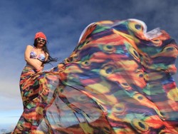 Pendaki Gunung Berbikini yang Jadi Sensasi Tewas Setelah Jatuh ke Jurang