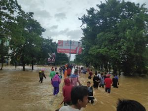 Video: Banjir di Maros Lumpuhkan Jalan Trans Sulawesi, Lalin Kacau