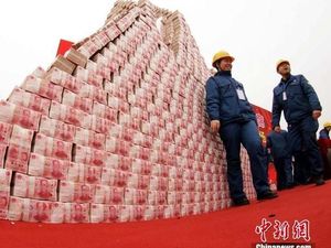 Pengusaha China Bikin Gunung Uang Buat Bonus Karyawan