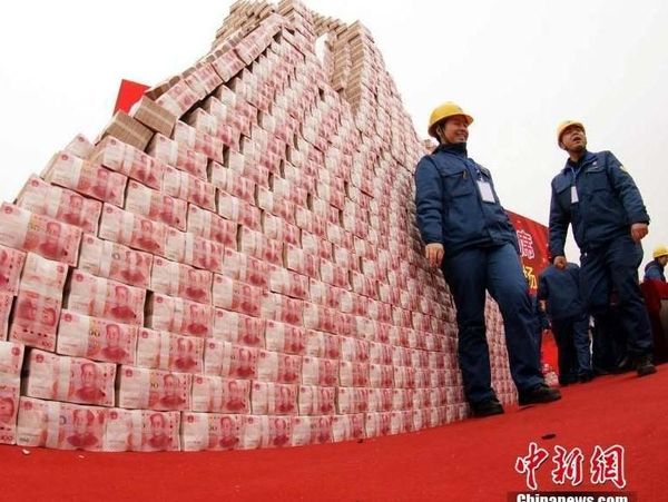 Pengusaha China Bikin Gunung Uang Buat Bonus Karyawan