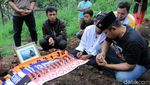 Syal Persija-Persib Bersatu di Makam Ronaldikin