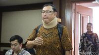 Pakai Penyangga Leher, Edy Saputra Jalani Sidang Lanjutan Kasus Suap