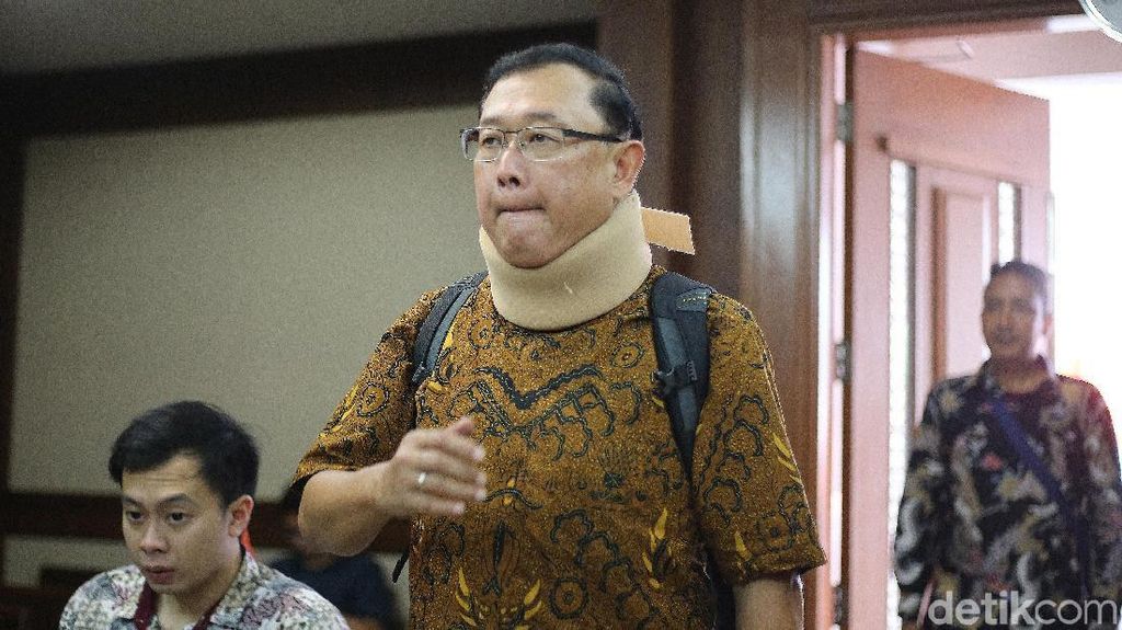 Pakai Penyangga Leher, Edy Saputra Jalani Sidang Lanjutan Kasus Suap Pakai Penyangga Leher, Edy Saputra Jalani Sidang Lanjutan Kasus Suap