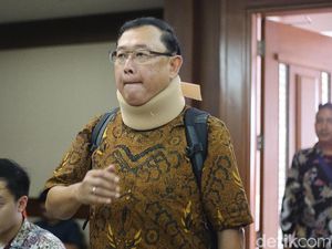 Pakai Penyangga Leher, Edy Saputra Jalani Sidang Lanjutan Kasus Suap