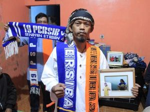 Syal-syal Sepakbola Peninggalan Ronaldikin Syal-syal Sepakbola Peninggalan Ronaldikin