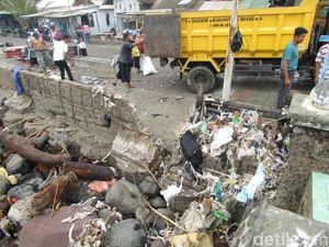 Gelombang Pasang di Sumbawa NTB Sisakan Sampah