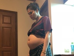 Pamer Perut Hamil, DJ Butterfly: Ini Asli atau Palsu Ya?