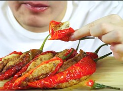 Huaah! YouTuber Ini Lahap Makan Setumpuk Cabe Goreng