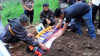 Syal Persija, Persib, AC Milan dan Timnas Indonesia diletakan di makam Ronaldikin.