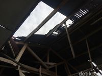 Miris! Anak SD di Sulbar Belajar di Kelas yang Nyaris Ambruk