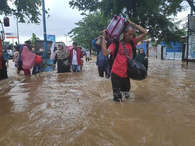 Potret Banjir Lumpuhkan Jalur Trans Sulawesi dan Kepung Sulsel