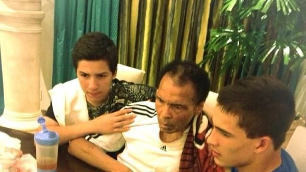 Tampannya Cucu Muhammad Ali, Biaggio Ali Saat Makan Bersama Teman