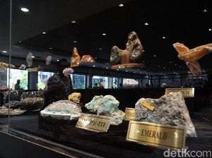 Mengintip Pembuatan Perhiasan Cantik di Thailand