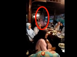 Tertangkap Kamera! Sosok Pocong di Rumah Makan yang Sedang Ramai