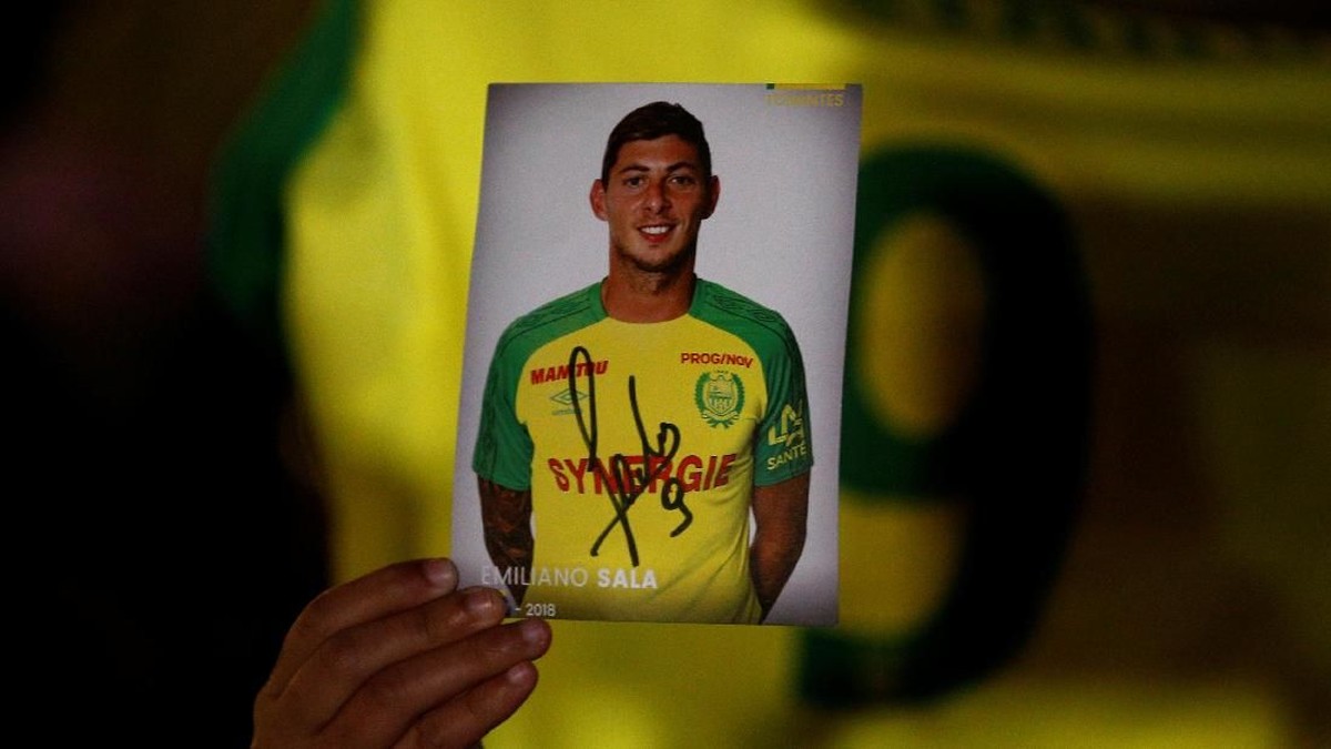 Penghormatan pada pendukung kepada mendiang Emiliano Sala (Foto: Stephane Mahe/Reuters)