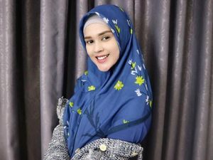Si Cantik Cut Meyriska Mantap Berhijab, Lihat Gayanya yang Bikin Adem Si Cantik Cut Meyriska Mantap Berhijab, Lihat Gayanya yang Bikin Adem