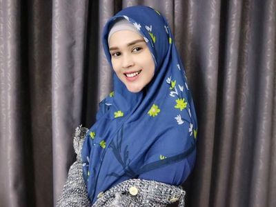Si Cantik Cut Meyriska Mantap Berhijab, Lihat Gayanya yang Bikin Adem