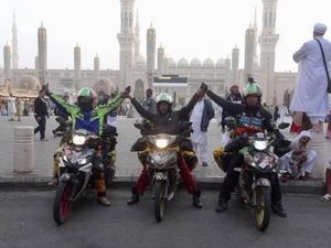 Tempuh 14.000 Km, Geng Ini Berangkat Umrah Pakai Motor Bebek