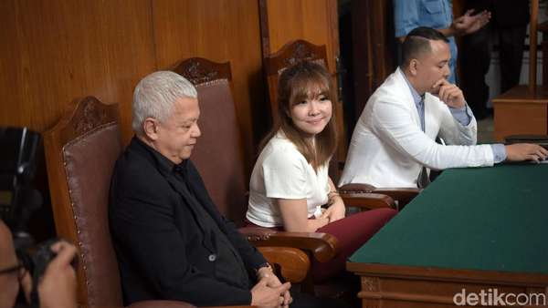 Senyum Gisel saat Dapatkan Hak Asuh Gempita Usai Resmi Cerai Senyum Gisel saat Dapatkan Hak Asuh Gempita Usai Resmi Cerai